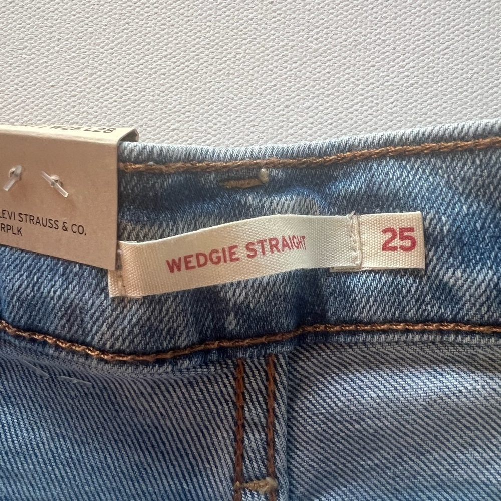 NWT Women's Levi's Premium Wedgie Straight
Fit High Rise Jeans 25x28 (L) - Picture 7 of 11